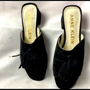 ANNE KLIEN WOMANS SIZE 7.5 BLACK SLIP ON BLACK SUEDE LEATHER WITH  TASSEL CLEAN